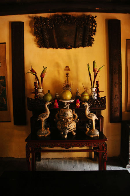 ​Vật dụng trong nhà chủ yếu là đồ gỗ, gốm sứ và mây tre đan truyền thống đã nhuộm màu thời gian.